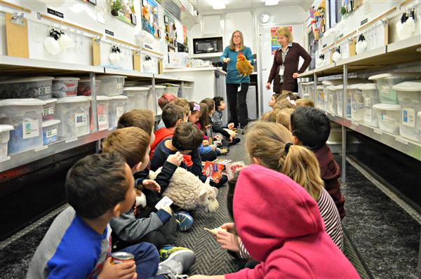 Kindergarten students learn about where the ingredients from pizza come from 